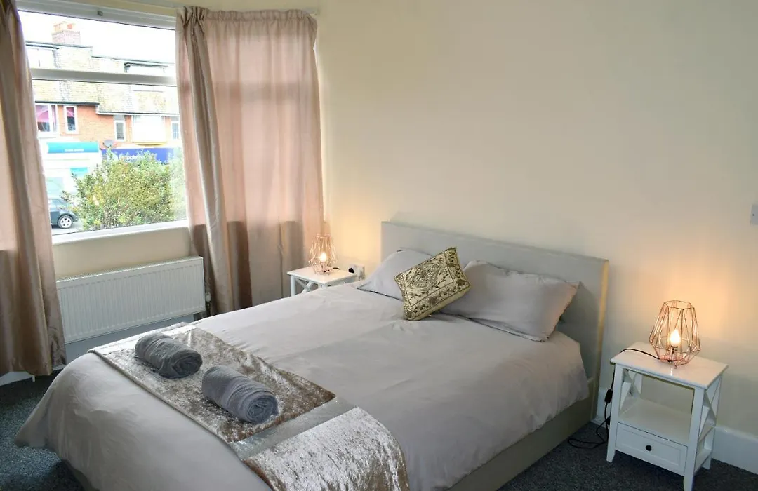 Beach Escape 4 Bedroom House, Sleeps 11, 2 Free Parking, Garden, Wifi, Smart Tv, Newly Decorated-1