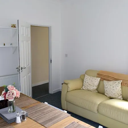 Beach Escape 4 Bedroom House, Sleeps 11, 2 Free Parking, Garden, Wifi, Smart Tv, Newly Decorated-2