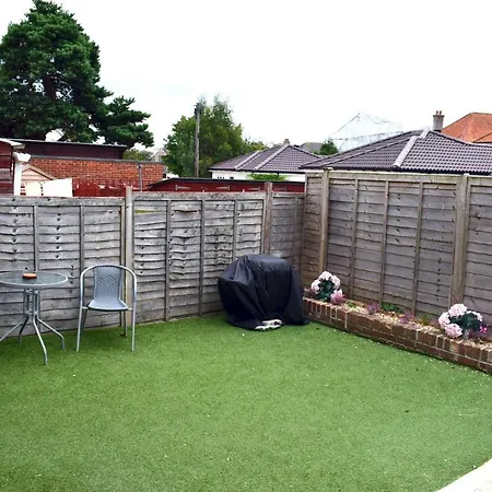 Beach Escape 4 Bedroom House, Sleeps 11, 2 Free Parking, Garden, Wifi, Smart Tv, Newly Decorated-3